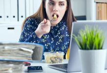 Klopa na radnom mjestu, za radnim stolom nije dobra ideja – evo zašto…