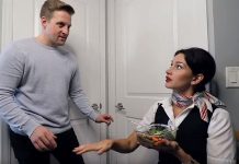 Stjuardesa mnoge nasmijala snimkom “rada od kuće”: “Ovo je neprocjenjivo”