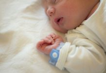 Porod usred potresa: “Samo je tiho izustila između dva truda ‘ne ostavljajte me samu'”