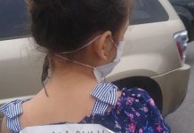 Ne želi da je osuđuju: Mama kćeri na leđa stavlja poruku kad god moraju u kupnju