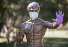 Na kipu Brucea Leeja u Mostaru osvanule rukavice i zaštitna maska