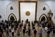 Muslimani ispunili džamije i prvi put u džematu klanjali teraviju ovog ramazana