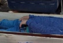 Policija upala na “korona party”: Gradonačelnik legao u sanduk i pravio se mrtav