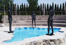 U Vitezu postavljen spomenik “Tri predsjednika uriniraju po BiH”