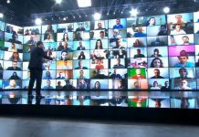 Vučić održao bizaran skup na Facebooku, okružio se ekranima s kojih su mu pljeskali