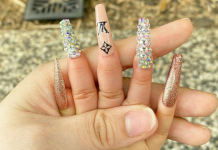 Mama kćerki zalijepila umjetne nokte