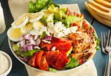 Keto salata s piletinom, sirom i jajima za sve koji izbjegavaju ugljikohidrate