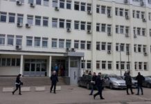 U neuračunljivom stanju majku pokušao ubiti satarom i zadaviti, u sudnici joj poručio: “Volim te puno”