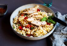 Hladna, fina i puna proteina: Recept za brzu salatu s tjesteninom i piletinom