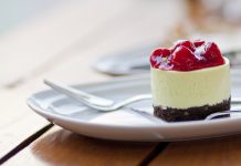 Mini cheesecake s kupinama i jagodama