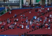 Navijači na tribinama uz potpisan poseban papir