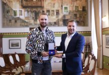 Skaka darovao zlatnik Grada Džananu Musi: On dokazuje da je moguće ostvariti snove