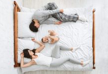 Pedijatri upozoravaju: Beba u prvoj godini ne treba da spava u krevetu sa roditeljima