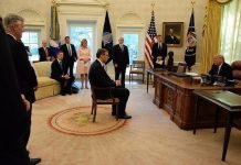 Fotografija Vučića kako sjedi na stolici ispred Trumpa predmet podsmijeha na internetu