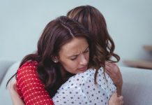 Olakšajte joj tugu: Kako reagirati kada prijateljica prolazi kroz teško razdoblje?