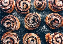 Ove cimet rolice s preljevom od borovnica poželjet ćete raditi uvijek iznova