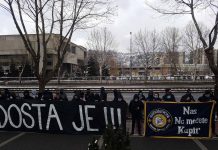 Navijači se okupili ispred NS BiH: Nas ne možete kupiti