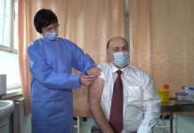 Ministar zdravstva ZDK Adnan Jupić primio prvu dozu vakcine protiv virusa COVID-19