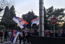 Sramna okupljanja u CG: Pjesme i transparent kojima se negira genocid u Srebrenici