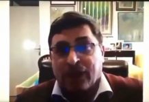 Profesor predaje, a u pozadini se odvija hit scena