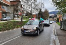 Protestnom vožnjom roditelji u Goraždu traže povratak djece u škole