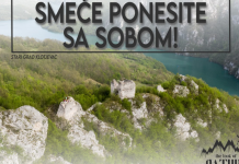 Poklon Srebrenici – Mladi Tuzlaci postavljaju putokaze prema Klotjevcu