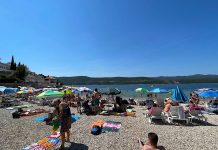 Evo kako je danas u Neumu, plaže pune, stigli turisti iz Srbije