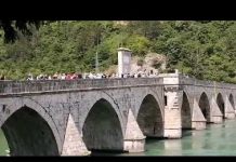 Bacanjem ruža u Drinu obilježena godišnjica stradanja Bošnjaka u Višegradu