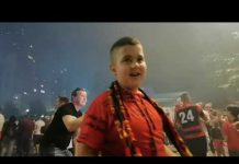 Navijači za 76. rođendan Čelika priredili vatromet i “zapalili” grad bakljadama