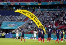 Sletio padobranom na teren pred meč Njemačka-Francuska