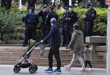 U Sydneyju sedmicama strogi lockdown, na ulicama policija i vojska. Brojke rastu