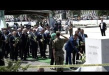 Položeno cvijeće na Memorijalni kamen u Potočarima