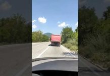 Autobus kod Tarčina preticao preko pune linije