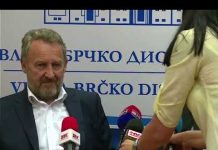 Bakir ni na pressici ne može sjediti sa strane: “Ne priliči predsjednicima da sjede sa strane”