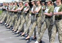 Ukrajinske vlasti izazvale buru kritika nakon što su žene vojnici prikazane kako marširaju u štiklama