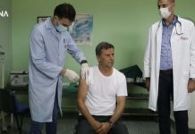Fadil Novalić se vakcinisao protiv koronavirusa u Gradačcu