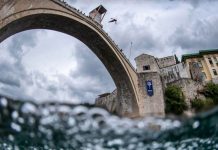 Sjajan nastavak Red Bull Cliff Divinga u Mostaru uprkos kiši, sutra veliko finale