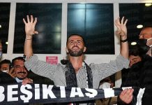 Pojavio se sa šalom i tespihom: Navijači Besiktasa priredili Pjaniću spektakularan doček