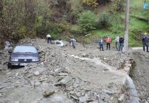 HAOTIČNO KOD JABLANICE: KLIZIŠTE ODNIJELO CESTU, ZATRPALO I AUTOMOBILE