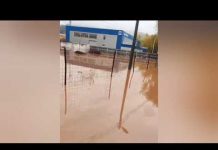 Evakuacija stanovništva bagerom iz poplavljenih područja