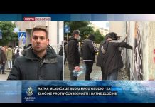 Grupa mladića pokušava da očisti bijelu boju sa murala ratnom zločincu