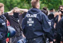 NOVI NAPAD U NEMAČKOJ, TRI OSOBE TEŠKO RANJENE! Sirijac (27) naoružan upao u brzi voz, nastao je PAKAO