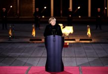 Merkel na oproštajnoj svečanosti: Ne tolerišite mržnju