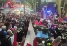 HAOS U MELBURNU: Novakovi navijači opkolili auto pod rotacijom, bačen i suzavac