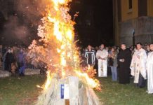 Dolazak Božića najavljen liturgijom, paljenjem Badnjaka i vatrometom
