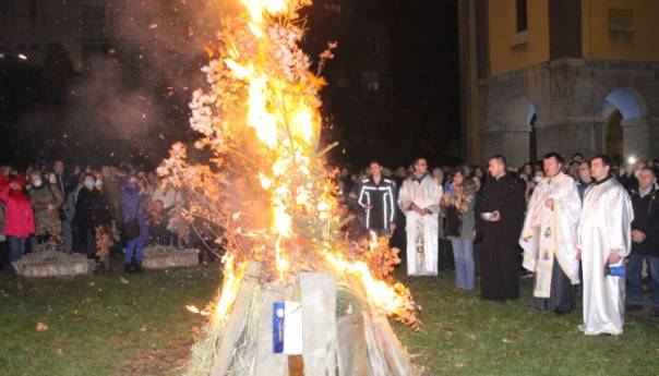 dolazak-bozica-najavljen-liturgijom-paljenjem-badnjaka-i-vatrometom-060122-badnjak-zenica1_61d72aec11eff
