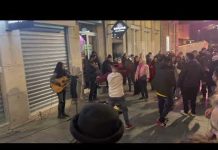 Tajvanac na Ferhadiji pjeva hitove Crvene jabuke