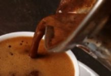 Topla ili hladna kafa – šta je zdravije?