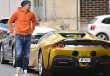 ZLATAN IBRAHIMOVIĆ PRODEFILOVAO ZLATNIM FERRARIJEM KROZ MILAN