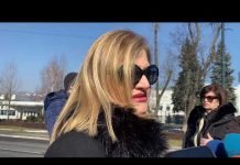 Majka Denisa Mrnjavca s cvijećem u rukama poljubila fotografiju brutalno ubijenog sina